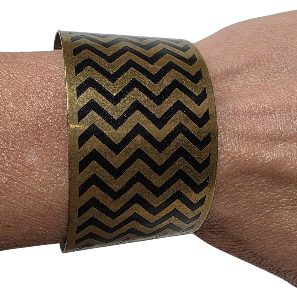 Unbranded Cuff Bracelet Womens OS Gold Black Chevron Zig Zag Wide Metal Bangle